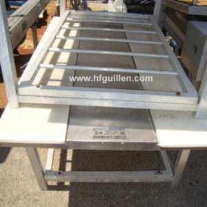 MESA DE CORTE EN INOX CON PANELES ABS